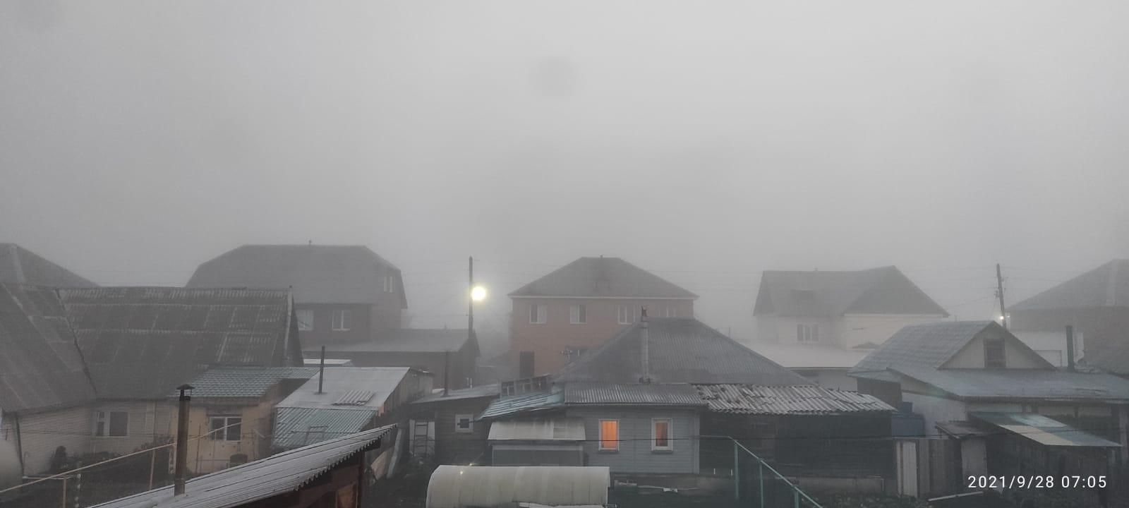 Фото Ёжиковое счастье: плотный туман накрыл Новосибирск на рассвете 28 сентября 5